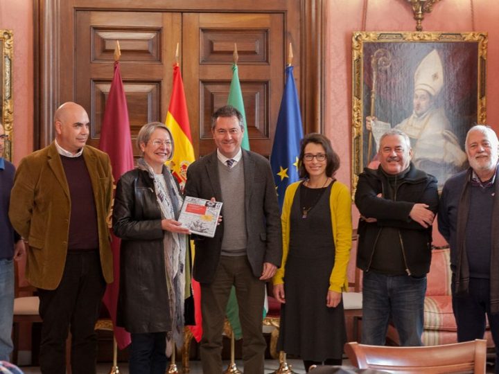 La Iniciativa Ciudadana 2019-2022 entrega en mano al Alcalde de #Sevilla un documento con 18 proyectos concretos para la conmemoración del V Centenario